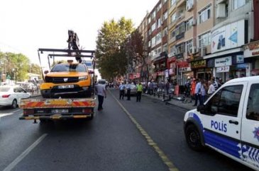 Taksinin çarptığı direk yayaların üzerine devrildi