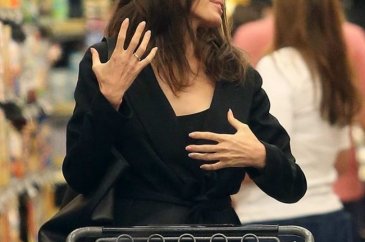 Angelina Jolie alışverişte etiketlere dikkat etti