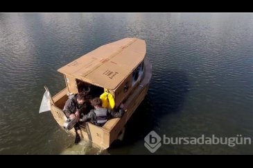 Kartondan tekne yapıp denize açıldılar!