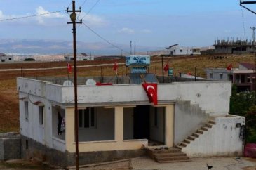 Sınırdaki evlere Türk bayrağı!