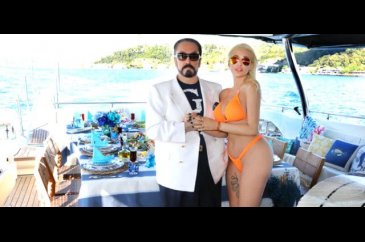 Adnan Oktar kedicikleriyle tekne turunda!