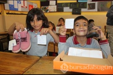 Hediye paketlerini açan minikleri duygulandıran notlar
