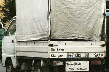 En komik araç yazıları