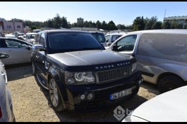 Otoparkta çürümeye terk edildiler