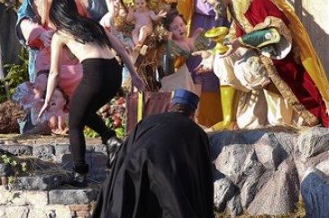 Çıplak kadın bir anda fırladı ortalık karıştı!