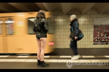 Soğuk onları durdurmadı (Pantolonsuz metro yolculuğu)