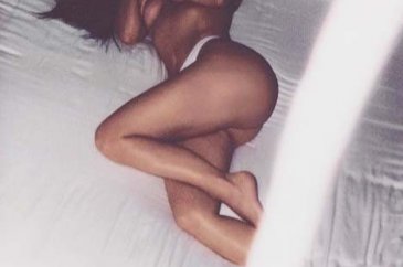 Kim Kardashian'dan yatak pozu