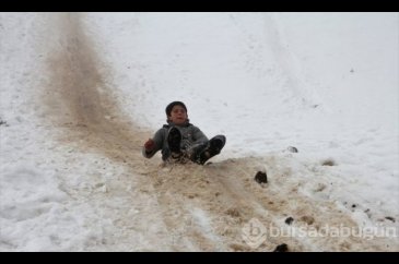 Kar yağışı çocukları sevindirdi
