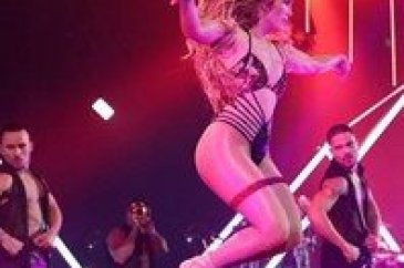 Jennifer Lopez konserde 8 kıyafet değiştirdi