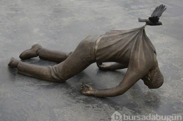 Yer çekimine meydan okuyan heykeller