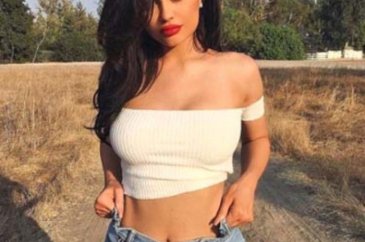 20 yaşında dudakları para basıyor