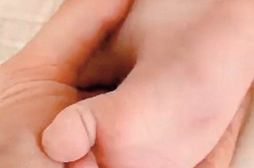 Kylie Jenner kızının fotoğrafını paylaştı
