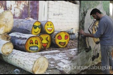 Çocukluğunun geçtiği sokakları boyuyor
