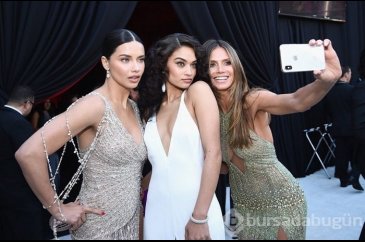 Ünlülerin selfie aşkı!