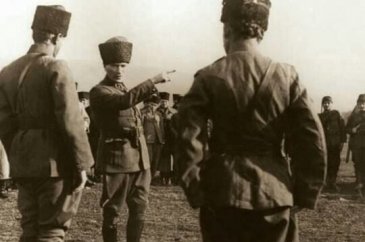 Büyük Taaruz'da Atatürk bakın hani kurnazlığıyla savaşın galibi olm...