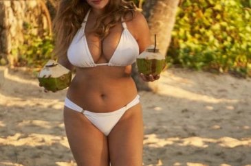 Kelly Brook'un Tayland gezisinden fotoğraflar!