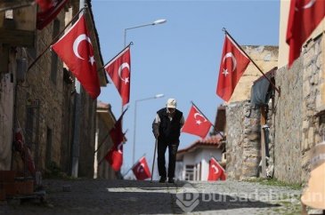 Evlerinden Türk bayrakları inmiyor
