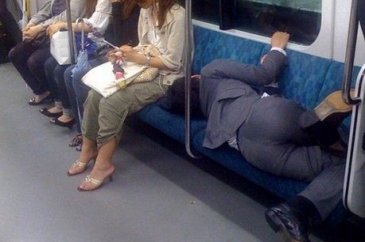 Uyuyan insanlardan komik görüntüler