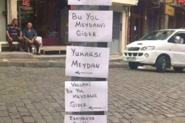 Klişe sorulardan sıkılan insanların önlem için astığı komik tabelal...