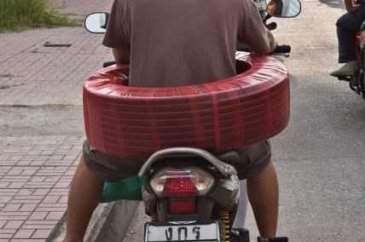 Motosikletle yük taşıyan insanların ilginç görüntüleri!
