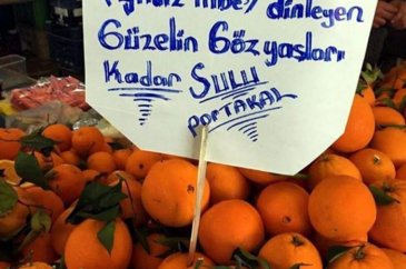 Pazarcı tezgahında gülümseten etiketler