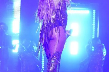 Jennifer Lopez yardım gecesine damga vurdu