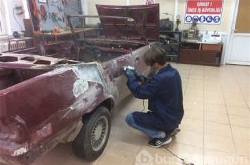 Hurda aracı spor otomobile dönüştürdüler
