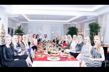 Kediciklerin iftar sofrası akılalmaz! Tülay Kumaşçı paylaştı
