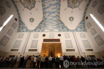 Bursa'da kubbesi açılan camiye yoğun ilgi	