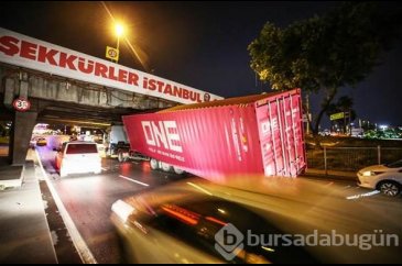 Unkapanı Köprüsü'ne sıkışan TIR'ın dorsesi yan yattı 
