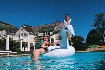 Ireland Baldwin'den cesur dövme pozu!
