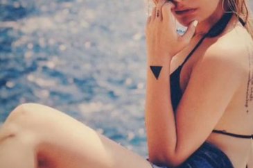 İrem Derici'den bikinili poz
