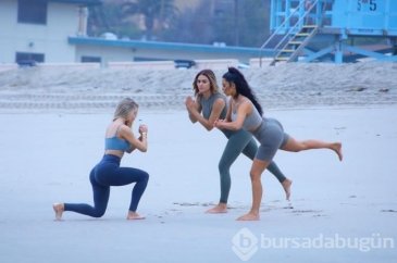 Kim Kardashian'ın yoga seansı (Los Angeles sahili)