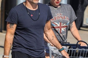 Lady Gaga sevgilisiyle alışverişte