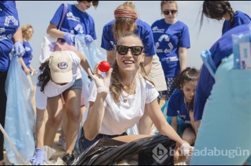 Serenay Sarıkaya çöp topladı
