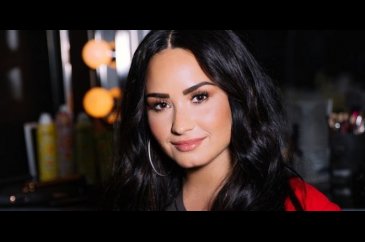 Ünlü şarkıcı Demi Lovato hastaneye kaldırıldı