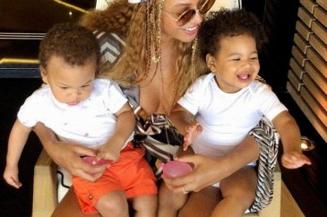 Beyonce ikiz bebekleriyle tatilde