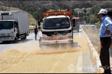 TIR devrildi; 6 ton arpa yola saçıldı