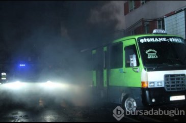 Beyoğlu'nda park halindeki dolmuş yandı