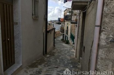İtalya'nın Mussomeli kentinde yazlık evler 1 euro