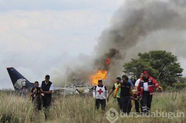 Düşen uçaktan yürüyerek çıktılar