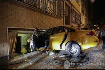Duvarı yıkan taksi evin salonuna girdi