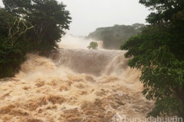 Hawaii'yi tropik fırtına vurdu
