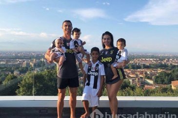 Cristiano Ronaldo'nun galibiyet sevinci: Ailesine Juventus forması ...