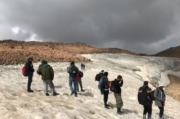 Van Gölü için Süphan'a tırmandılar, İngiliz uçağının parçalarını bu...
