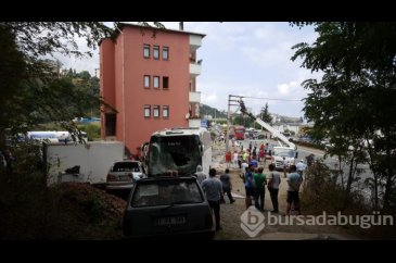 Trabzon'da lastiği patlayan araç tur otobüsüne çarptı