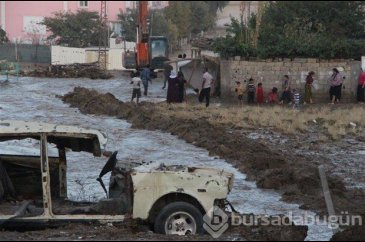 Su borusu patladı, ilçe göle döndü