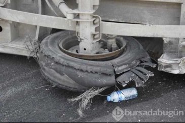 Otoyolda lastiği patlayan minibüs devrildi: 14 yaralı