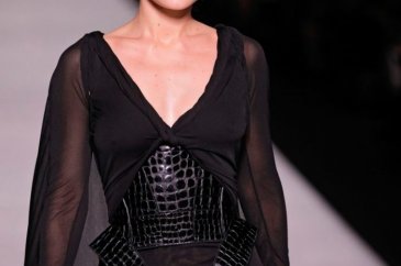 Gigi Hadid Tom Ford defilesine damga vurdu