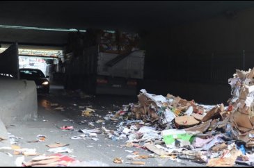 Bayrampaşa'da kamyon alt geçide çarptı, trafik durdu